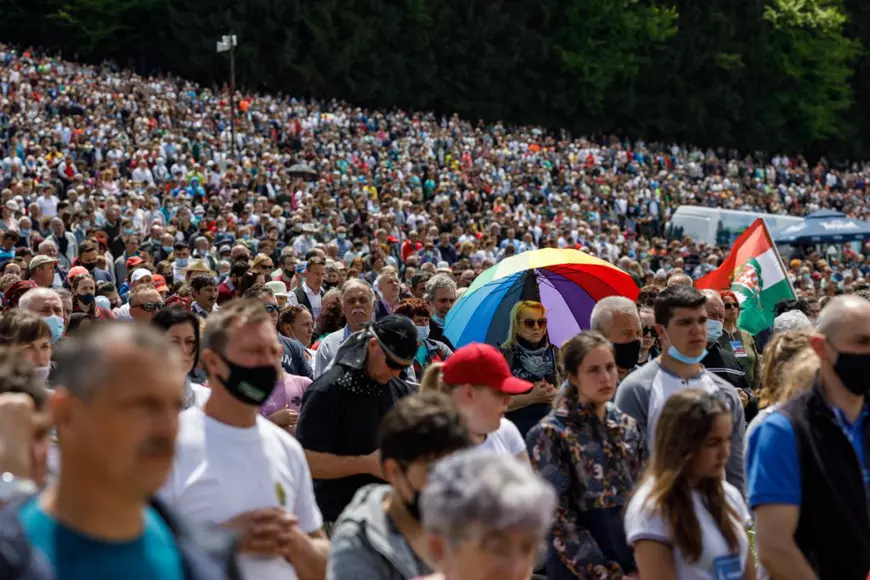 Umbrelele au avut dublu rol astăzi, la Șumuleu: au protejat și de ploaie, dar și de soare