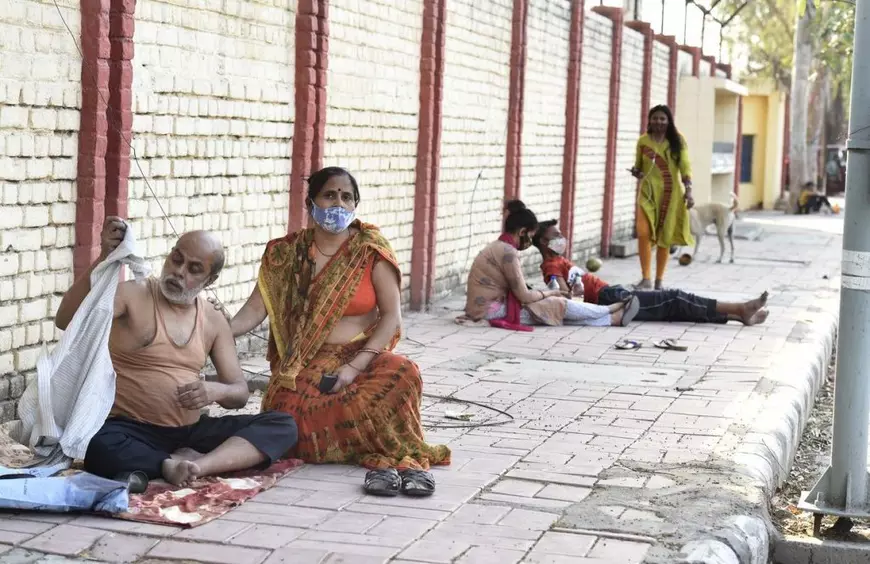 Experiența COVID pe un pat de carton, în spitalul din India din care și pacienții în stare gravă vor să scape