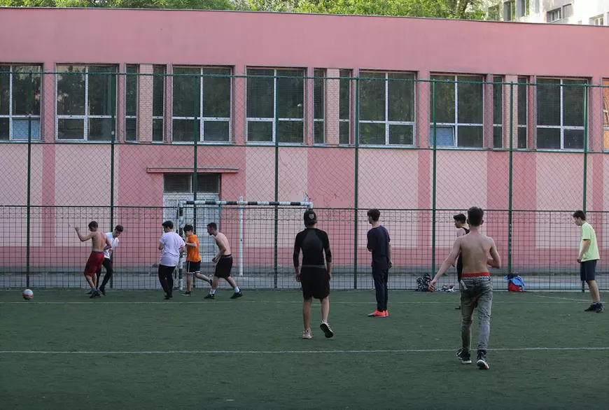 Un director de școală dintr-un sat a deschis terenul de sport elevilor de acum un an. „Nu mai stau la cârciumă, ci joacă fotbal”