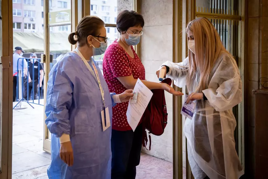 REPORTAJ de la maratonul de vaccinare din București. „Am zis «Gata, mama, trebuie să-l facem!». Nu prea am fost decise până acum”