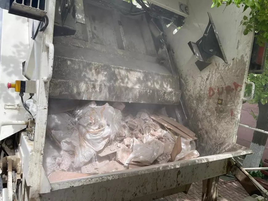 Angajați de la salubrizare din sectorul 5, prinşi în timp ce cărau deșeuri de construcții cu mașina de gunoi. Ce sancțiuni au primit