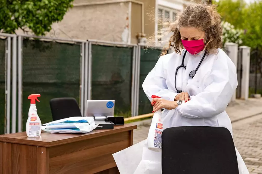 REPORTAJ. Cum a reușit un primar din România să aducă sătenii la vaccinare, oferindu-le dovada că cineva muncește pentru ei