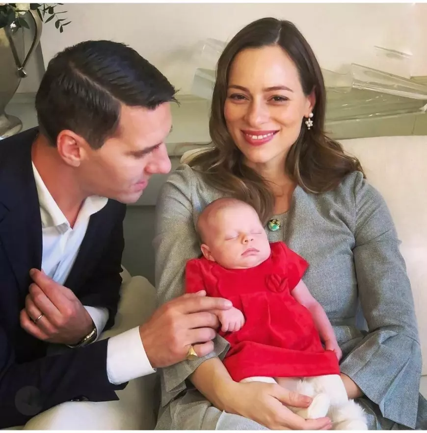 Fostul principe Nicolae, soția și fiica, în haine tradiționale de Paște. Cât a crescut strănepoata regelui Mihai