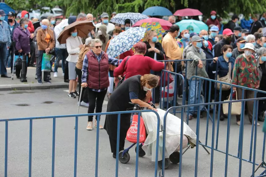 Coadă de zeci de metri la Sala Palatului, la a doua ediție a maratonului Vaccinării București
