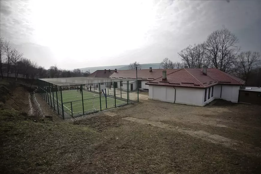Un director de școală dintr-un sat a deschis terenul de sport elevilor de acum un an. „Nu mai stau la cârciumă, ci joacă fotbal”