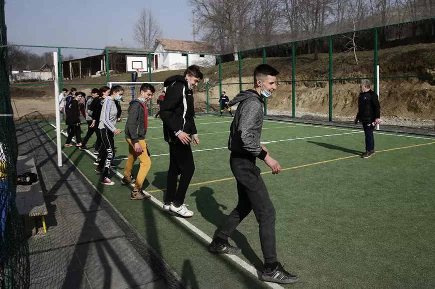 Un director de școală dintr-un sat a deschis terenul de sport elevilor de acum un an. „Nu mai stau la cârciumă, ci joacă fotbal”