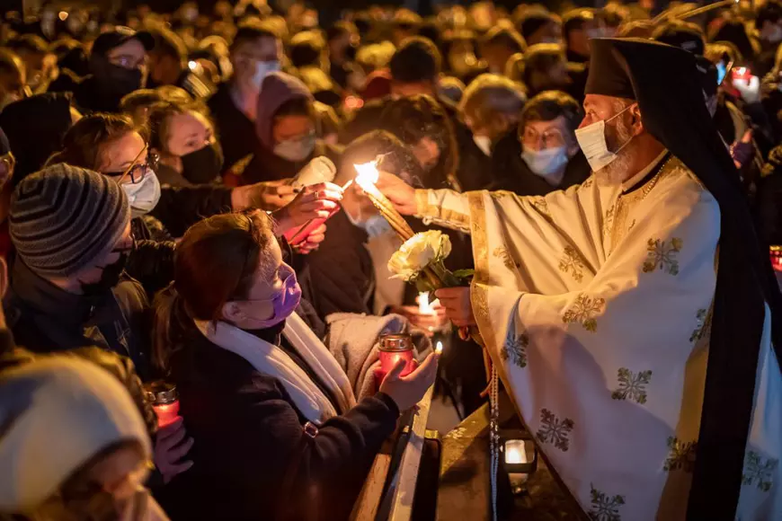 REPORTAJ. Cum a fost slujba de Înviere la malul mării. Lumina Paștelui a fost adusă cu șalupa