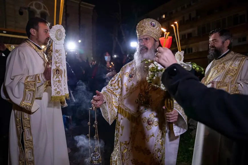 REPORTAJ. Cum a fost slujba de Înviere la malul mării. Lumina Paștelui a fost adusă cu șalupa