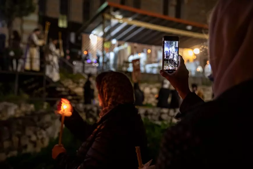 REPORTAJ. Cum a fost slujba de Înviere la malul mării. Lumina Paștelui a fost adusă cu șalupa