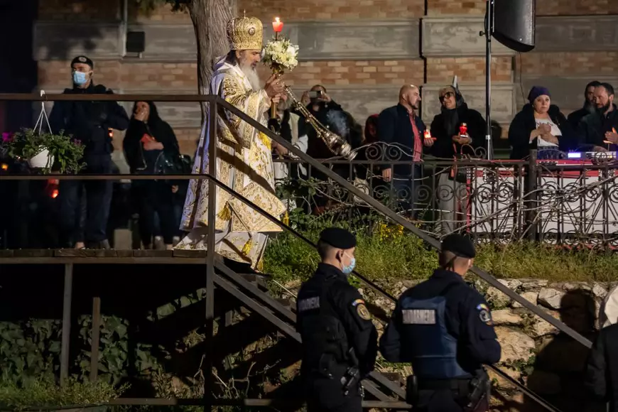 REPORTAJ. Cum a fost slujba de Înviere la malul mării. Lumina Paștelui a fost adusă cu șalupa