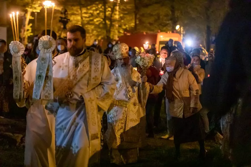 REPORTAJ. Cum a fost slujba de Înviere la malul mării. Lumina Paștelui a fost adusă cu șalupa