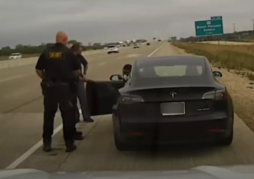 VIDEO | Șofer de Tesla prins dormind la volan, la 130 km/h. Polițiștii i-au luat mașina