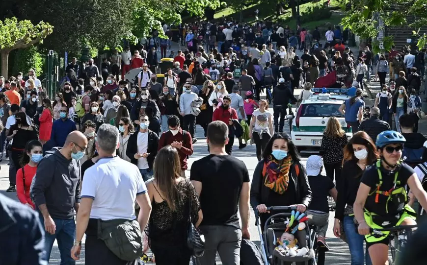 După un val pandemic agresiv, Europa a început să ridice restricțiile, cu multă precauție