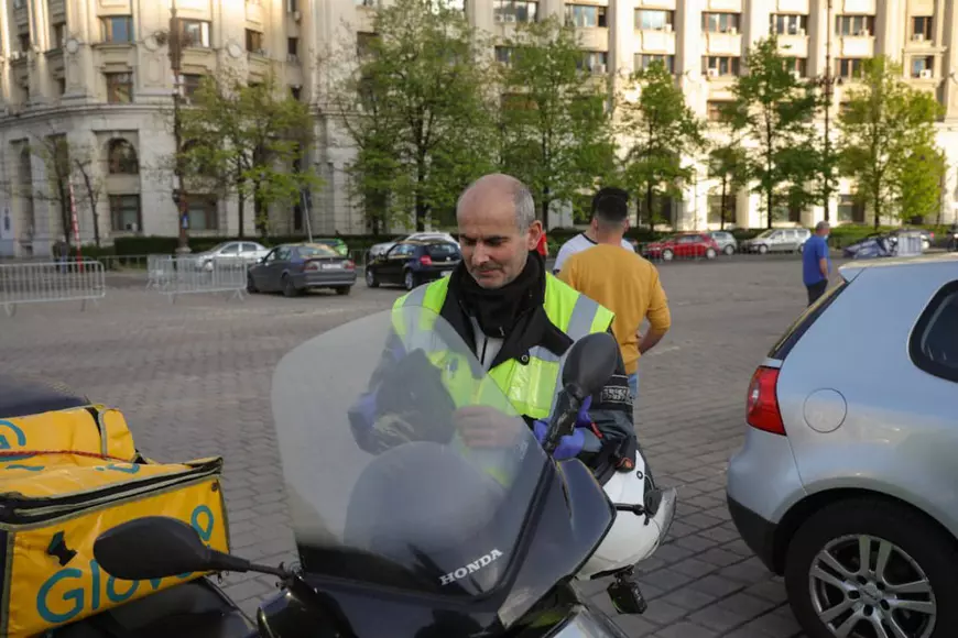 Nea Vali de la Glovo s-a vaccinat între livrări. „Acum am o siguranță, că boli sunt destule”
