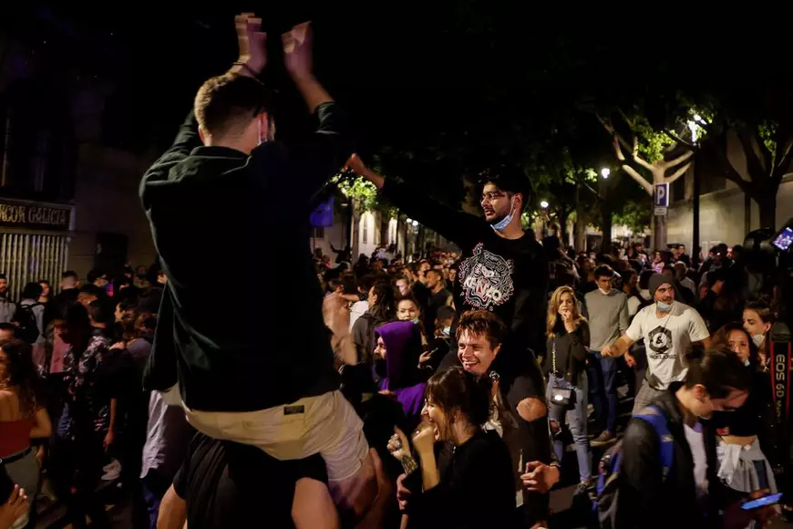 Sărbătoare ca de Revelion în Spania, după ridicarea restricțiilor de noapte