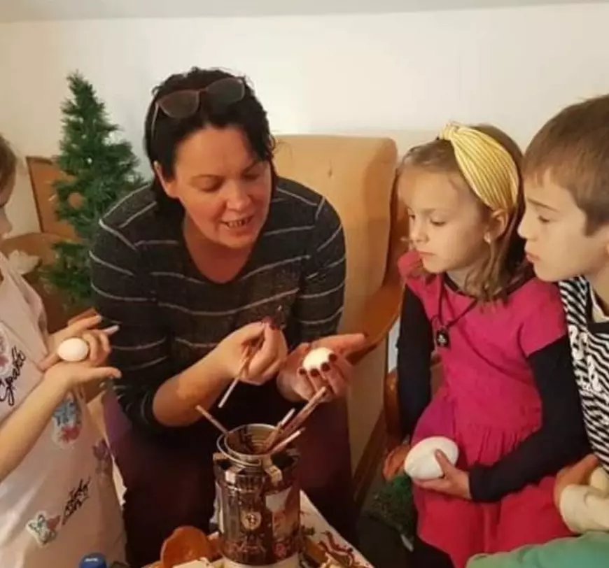 Tradiția românească ajunge de Paște la export. „În fiecare an, un neamț din Dresda îmi cere să-i trimit 100-150 de ouă încondeiate”