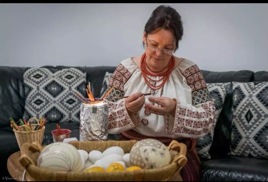 Tradiția românească ajunge de Paște la export. „În fiecare an, un neamț din Dresda îmi cere să-i trimit 100-150 de ouă încondeiate”