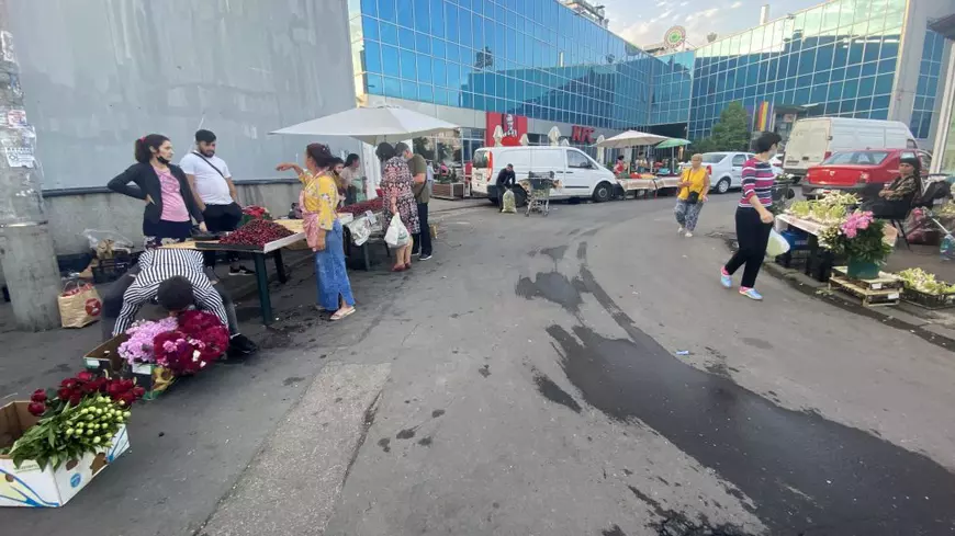 Străzile din Capitală sunt pline de tarabe improvizate. De ce amenzile poliției nu îi descurajează pe comercianții ilegali