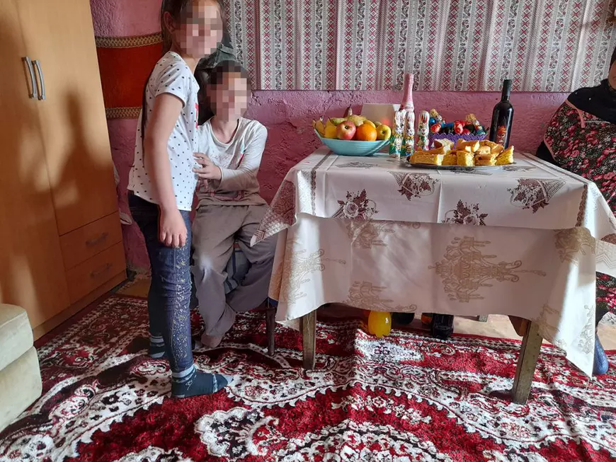 Povestea celor trei fetițe care au murit după ce au fost spălate pe cap cu soluție pentru oi. Cum au tratat autoritățile „rușinea” de a avea păduchi (I)