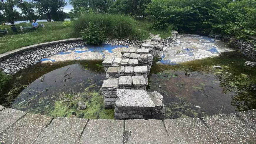 Degradarea continuă în parcurile din București. Insula Trandafirilor din Herăstrău, înghițită de buruieni