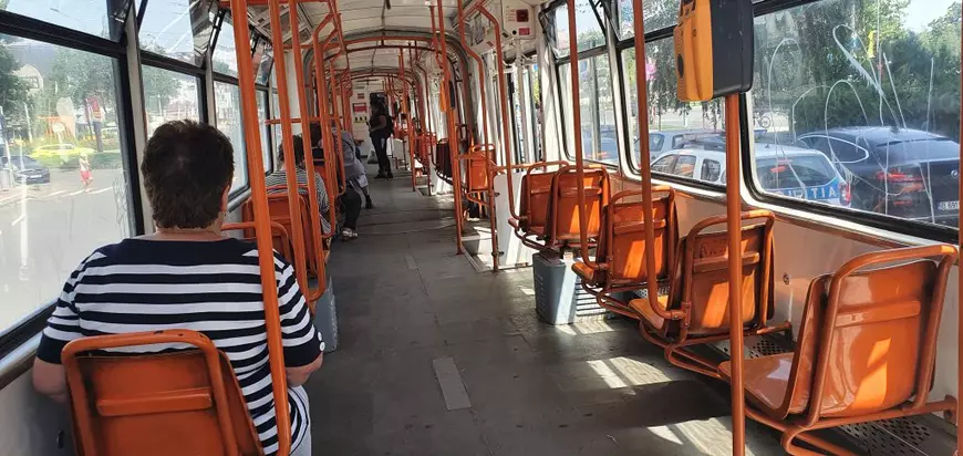 E un efort mare de a-ți ține echilibrul în tramvai inclusiv stând pe scaun