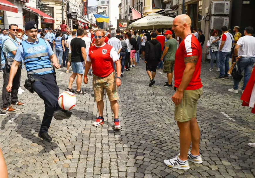 Suporterii austrieci și ucraineni, spectacol în Centrul Vechi, înainte de meciul de la Euro 2020