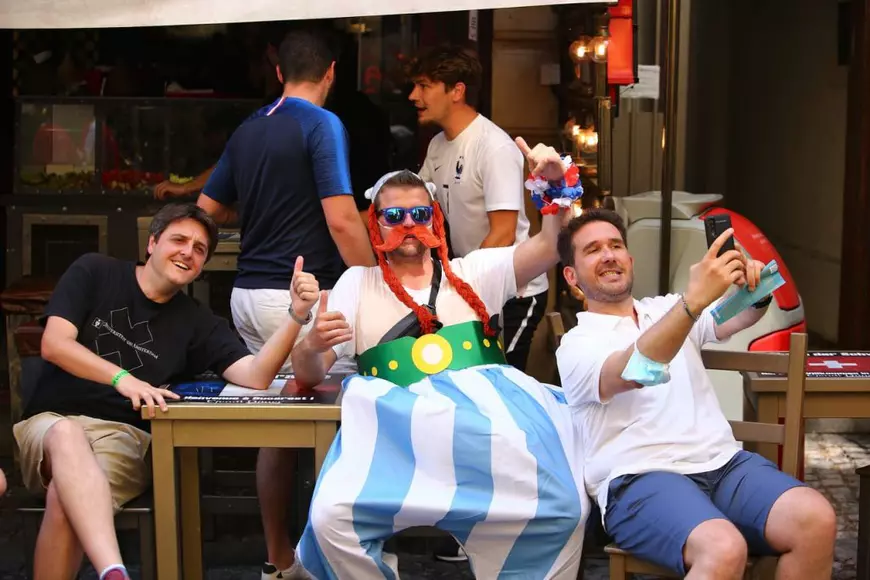 Fanii francezi și elvețieni au fraternizat în Centrul Vechi din București, înainte de meciul din optimi de la Euro 2020