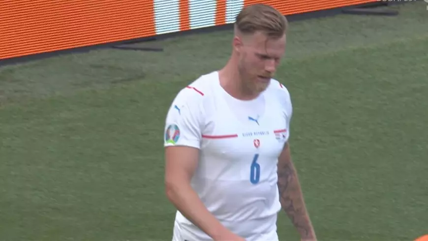 Fotbalistul ceh Tomas Kalas a purtat un „sutien inteligent” în meciul cu Portugalia. Ce are, de fapt, pe sub tricou