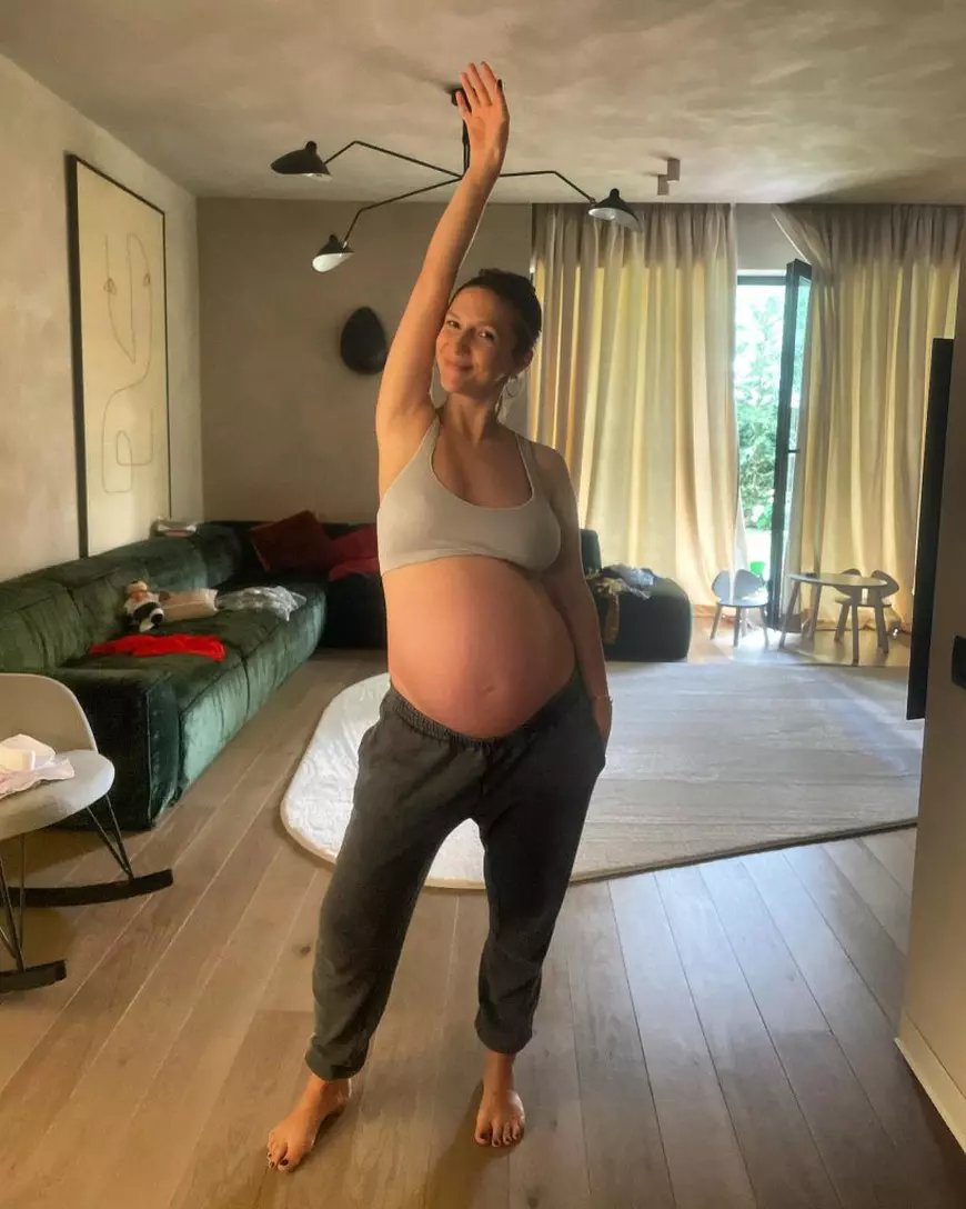 Adela Popescu, cu burta la vedere înainte să nască al treilea copil. „O poză brută, neretușată”