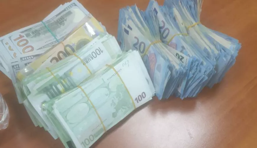 O sacoșă cu 320.000 de euro a fost găsită la un tânăr, în Piața Romană din București