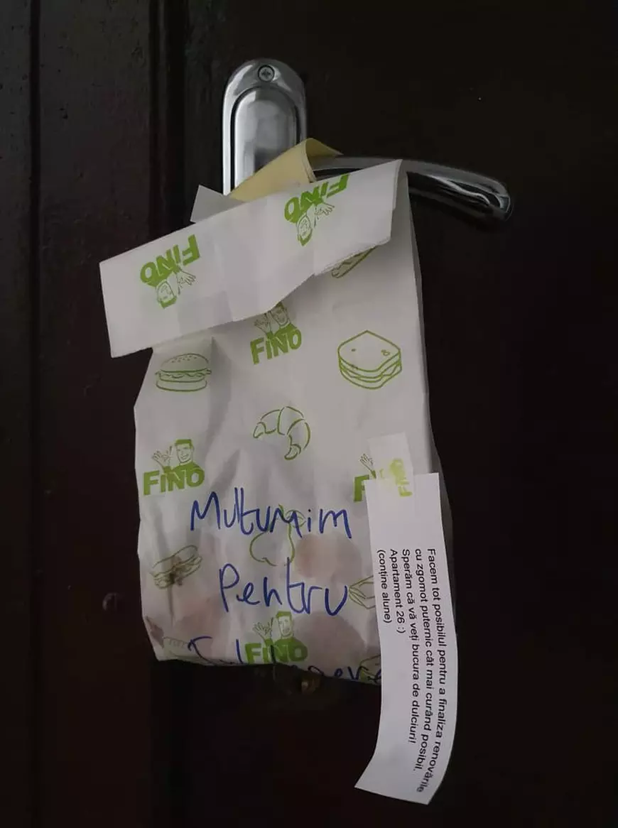 Surpriza găsită la ușă de locatari, de la vecinul care își renovează cu zgomot apartamentul