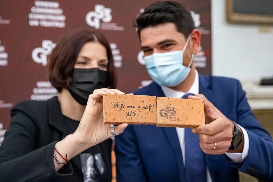 REPORTAJ. Ziua în care deputații au dat bani din buzunar pentru cărămizile unui viitor teatru. „Or să cumpere de rușine”