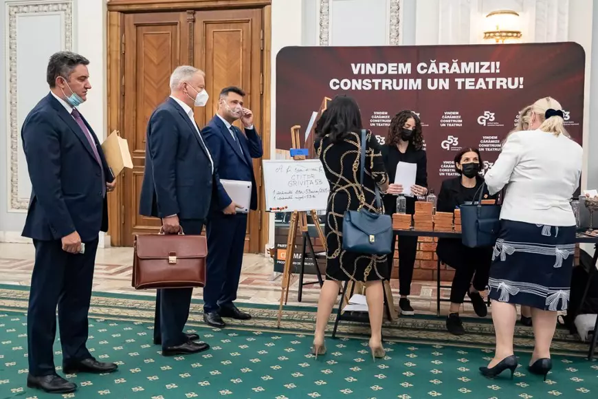 REPORTAJ. Ziua în care deputații au dat bani din buzunar pentru cărămizile unui viitor teatru. „Or să cumpere de rușine”