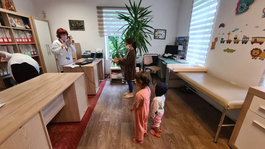 Reportaj în cabinetul celui mai de succes medic de familie din Iași. Cum își convinge pacienții să se vaccineze anti-COVID