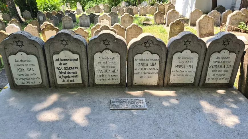„În cimitir, eu sunt șefă”. Povestea mezzosopranei care, de un sfert de secol, deschide calea printre mormintele din Cimitirul Evreiesc din Iași