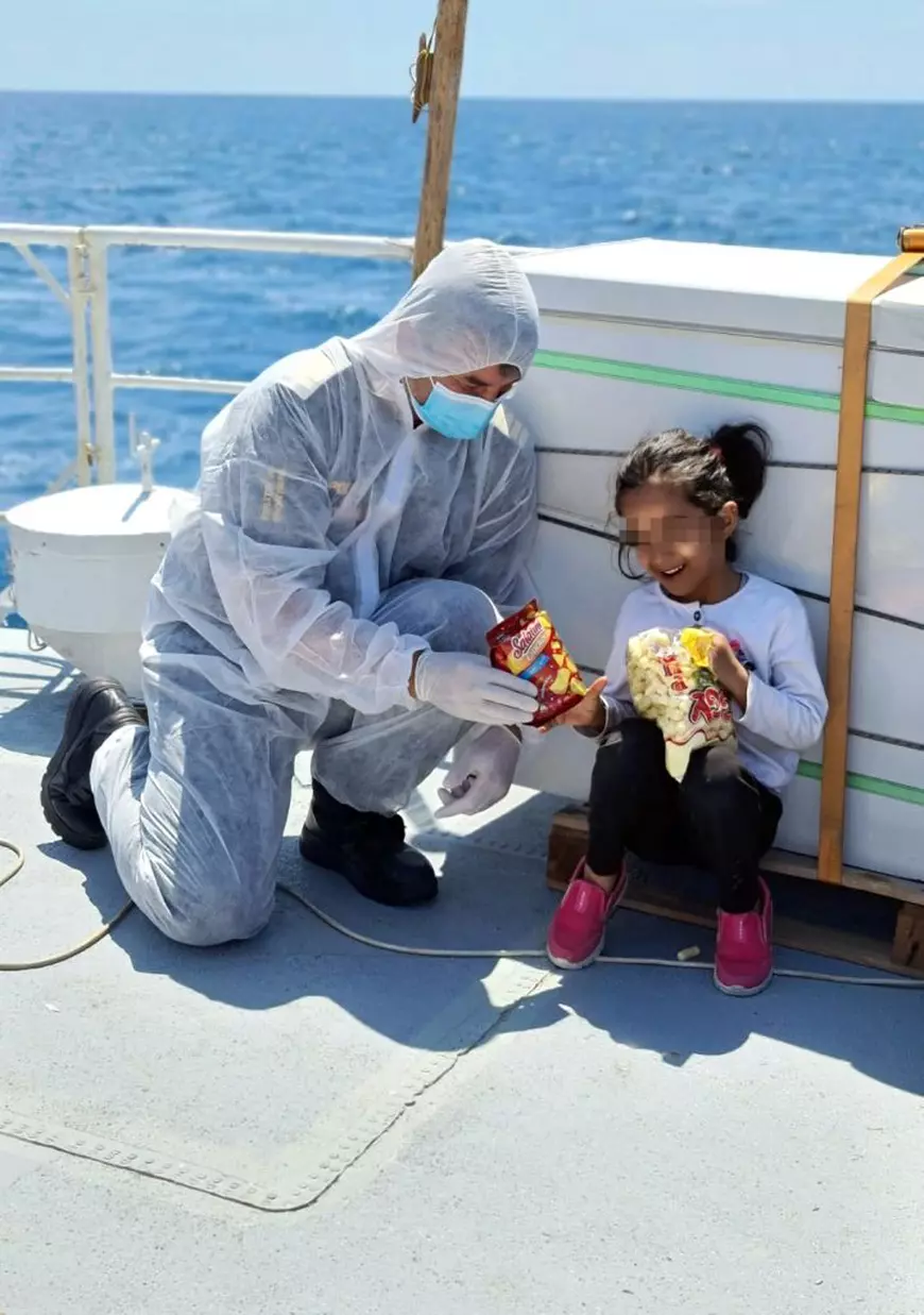 Fetiță de 4 ani salvată de un polițist de frontieră român, în Mediterana, de pe o navă plină cu migranți în pericol