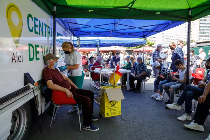 Aproape 100 de oameni s-au vaccinat în primele trei ore la centrul din Piața Obor