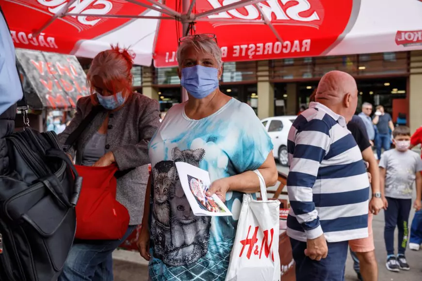 „Toată familia mea s-a vaccinat”, spune o femeie. A dat porția de mici pe care a primit-o gratuit unei persoane nevoiașe