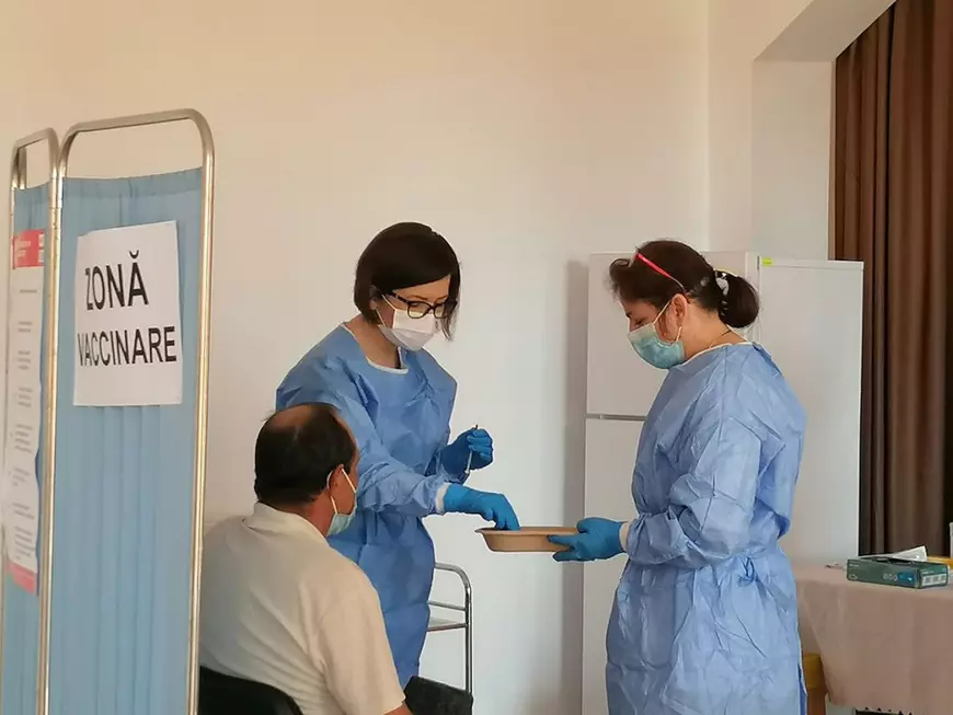 Primită cu pâine și sare la maratonul vaccinării dintr-un sat vasluian, Ioana Mihăilă îl laudă pe primarul PSD: „A reușit să mobilizeze cetățenii”
