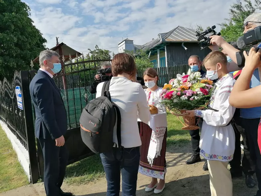 Primită cu pâine și sare la maratonul vaccinării dintr-un sat vasluian, Ioana Mihăilă îl laudă pe primarul PSD: „A reușit să mobilizeze cetățenii”