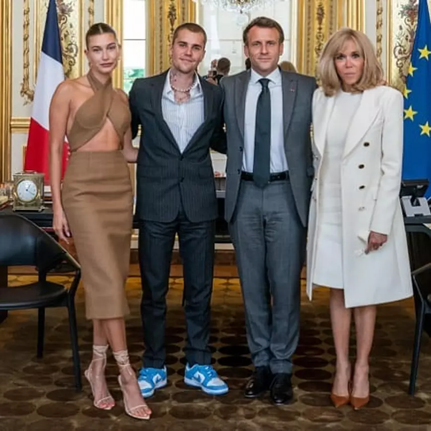 Justin Bieber și Hailey s-au întâlnit cu Emmanuel Macron și Brigitte la Paris. Ce ținută a îmbrăcat soția cântărețului