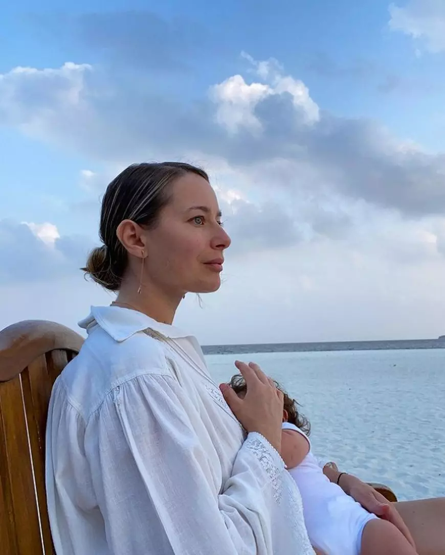 Laura Cosoi s-a fotografiat alăptându-și fata cea mică. „Așa pierzi 500 de calorii pe zi”