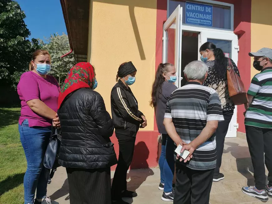 Primită cu pâine și sare la maratonul vaccinării dintr-un sat vasluian, Ioana Mihăilă îl laudă pe primarul PSD: „A reușit să mobilizeze cetățenii”