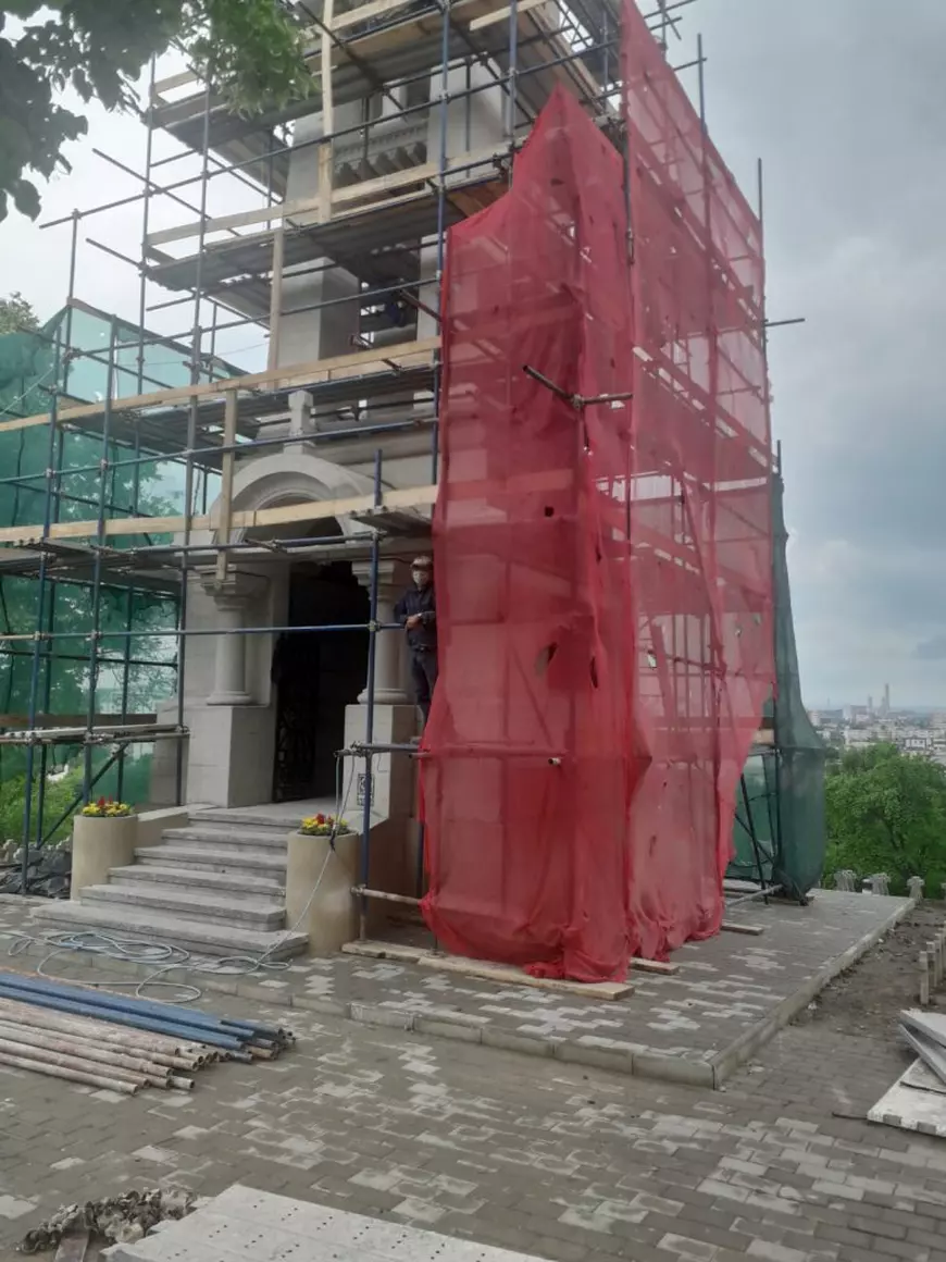 Schele date jos pentru ca primarul Iașiului să poată inaugura renovarea Monumentului Eroilor, apoi puse la loc
