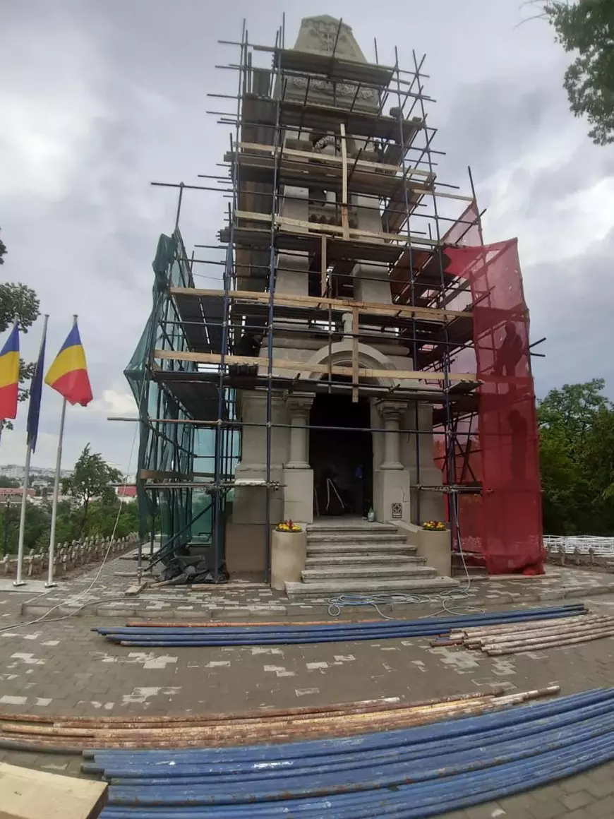 Schele date jos pentru ca primarul Iașiului să poată inaugura renovarea Monumentului Eroilor, apoi puse la loc
