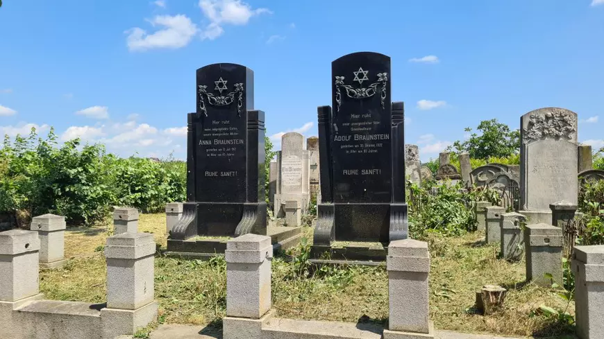 „În cimitir, eu sunt șefă”. Povestea mezzosopranei care, de un sfert de secol, deschide calea printre mormintele din Cimitirul Evreiesc din Iași