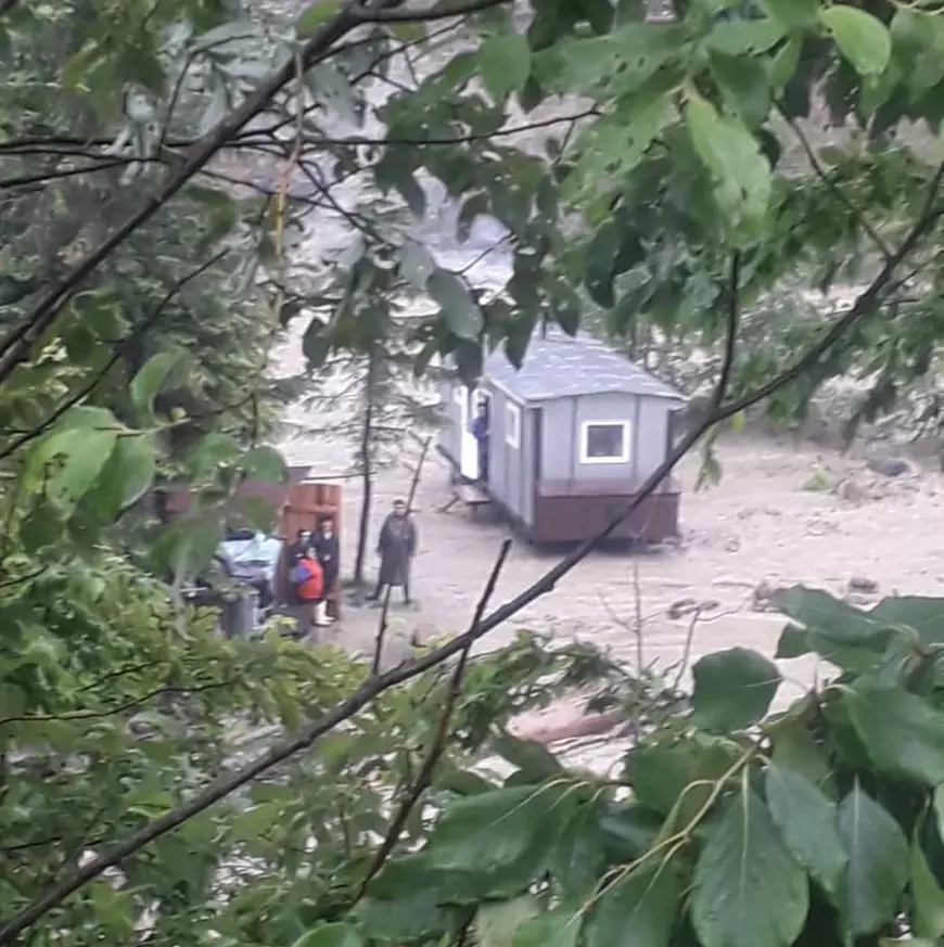 Muncitorii blocați de ape au fost salvați după 21 de ore. Soluția găsită de autorități pentru a-i evacua