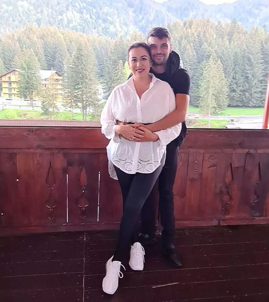 Oana Roman s-a îmbrăcat în cea mai scurtă rochie și a pozat la malul mării. „A făcut-o Marius și nu are edit”