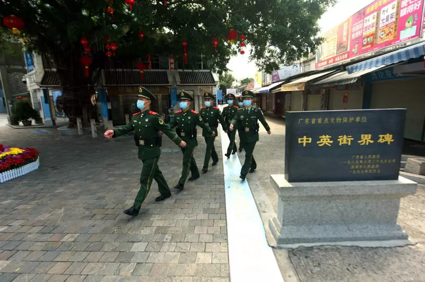 Un an de întâlniri la graniță. Povestea unui cuplu despărțit de frontiera COVID