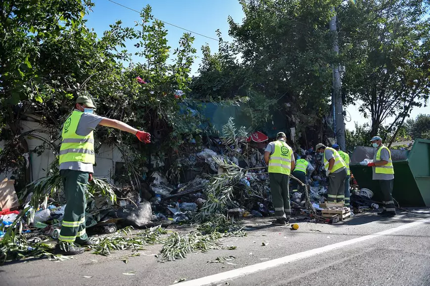 Salubritatea din sectorul 1, dincolo de conflict: 2.300 de muncitori curăță 1.116 străzi, 24 de ore pe zi, cu un salariu mediu de 2.100 de lei în mână